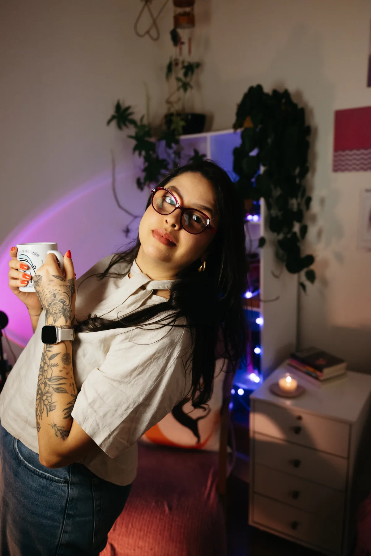 Jufi Lima com uma caneca