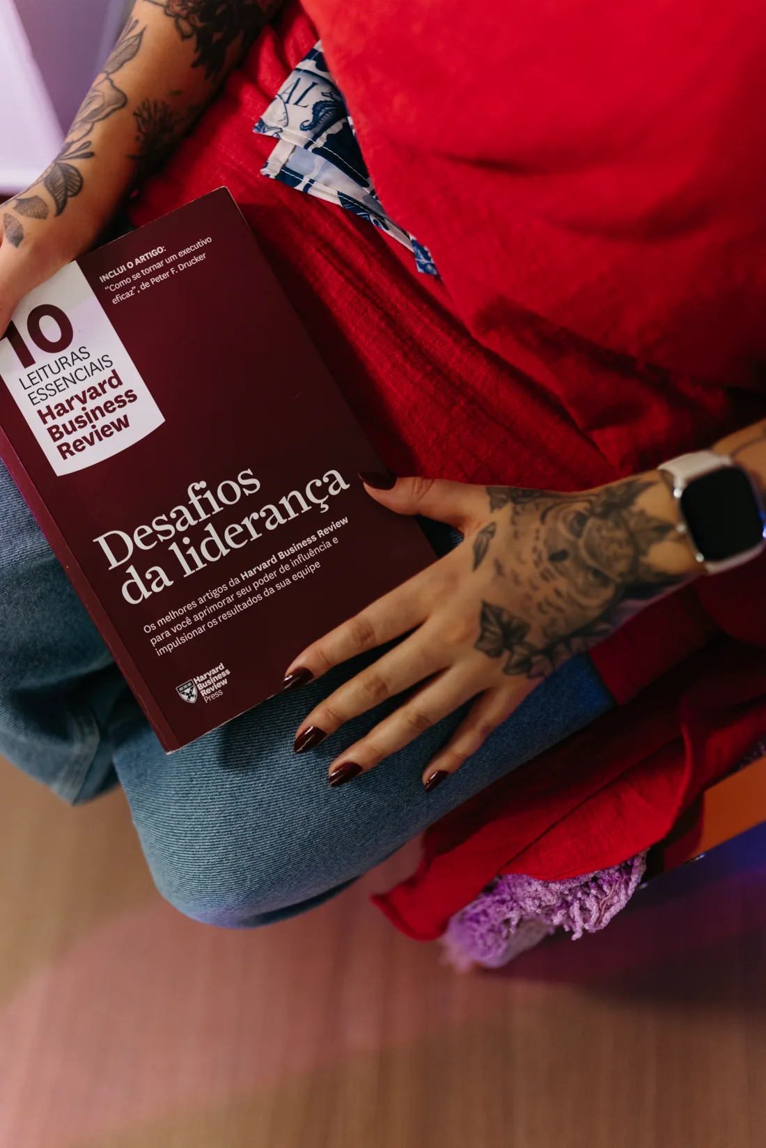 Jufi Lima com um livro