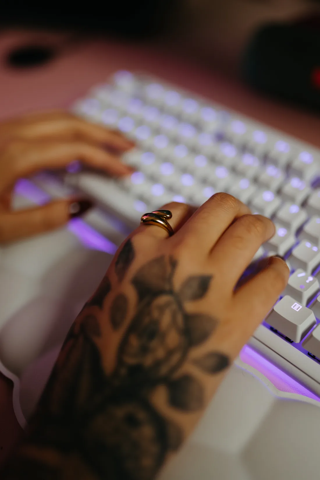 Mãos de Jufi Lima no teclado